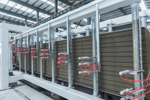 Scie à panneaux verticale